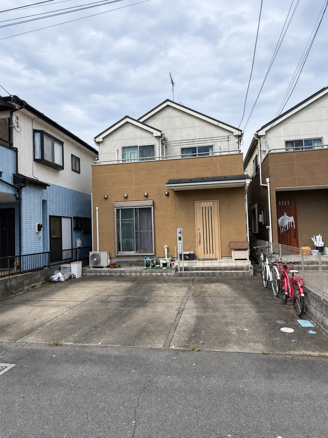 外壁・駐車場の施工前。明るさと色調を調整した写真