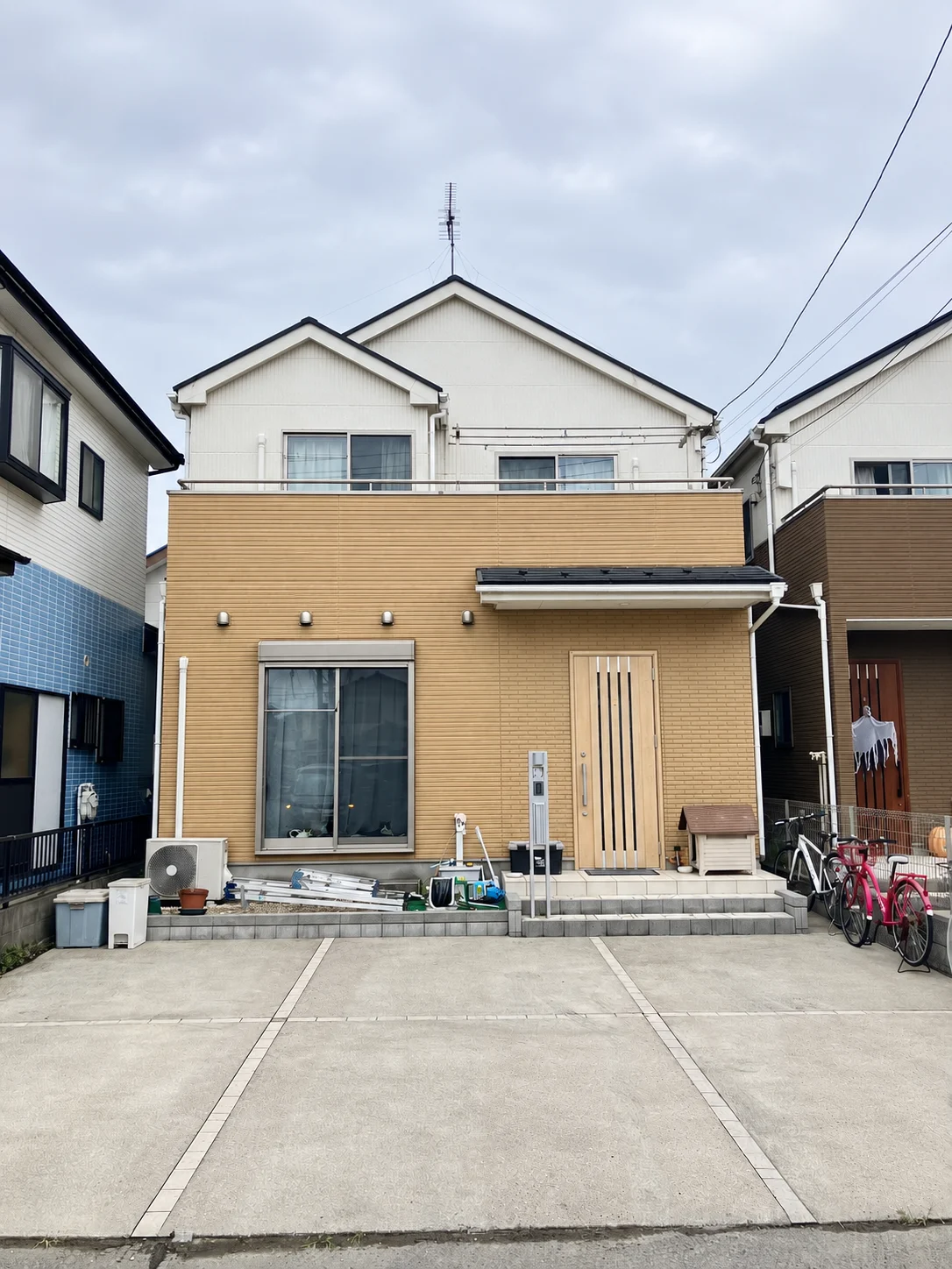 外壁・駐車場の施工後。明るさ・色調調整および床面の部分レタッチあり