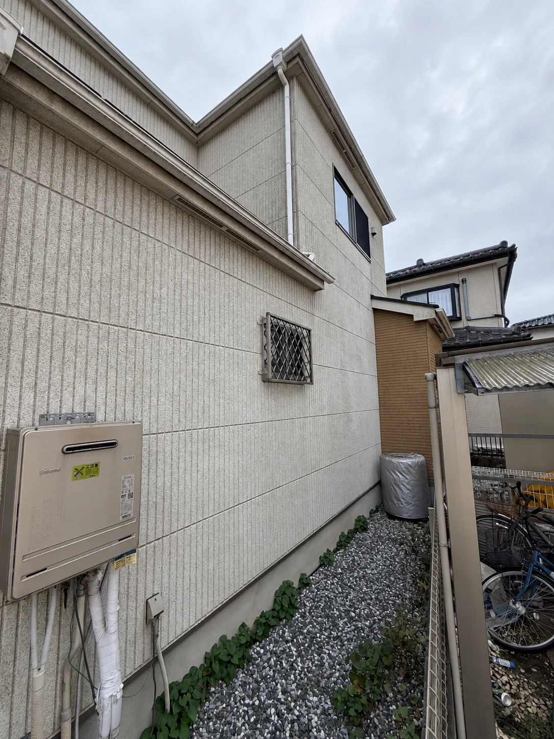 外壁側面の施工前。明るさ・色調等の調整あり